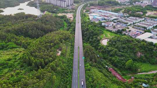 城市鸟瞰图，公路旁林立的高楼与绿植