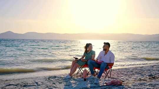 年轻的夫妇坐在上海滩