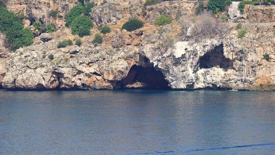 海边的岩石悬崖上的洞穴视频素材模板下载
