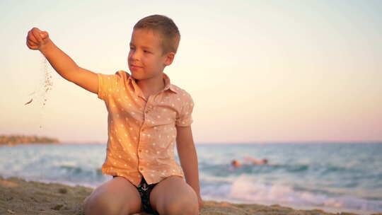 日落时分，孩子在海边玩沙子视频素材模板下载