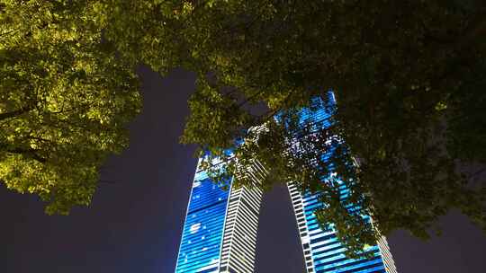 江苏苏州金鸡湖景区东方之门夜晚夜景人流唯