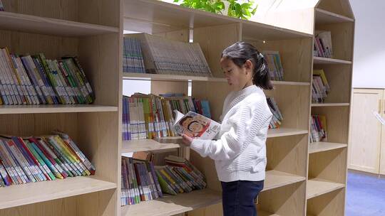 4K升格实拍站在图书馆书架旁看书的女孩