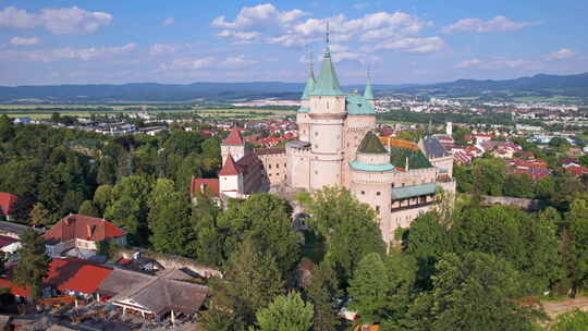斯洛伐克博伊尼斯城堡的鸟瞰图
