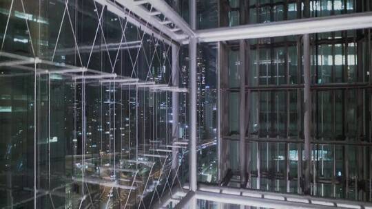从现代大厦的电梯看城市夜景
