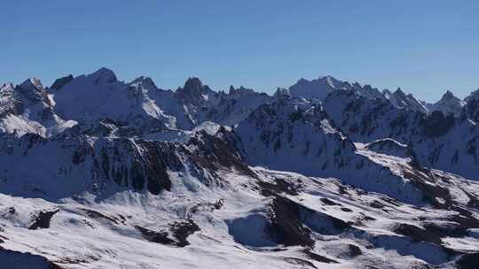 航拍雅拉雪山