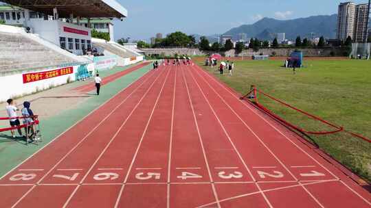 航拍小学生田径百米赛跑全过程升格