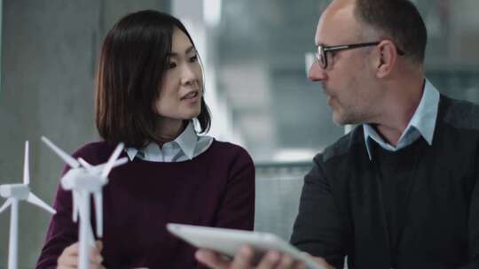 【合集】商务办公开会讨论合作