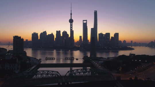 黎明时分的上海天际线与陆家嘴区和外白渡桥