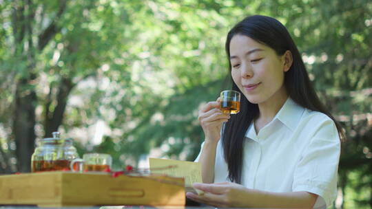 中国女性女人户外公园喝茶读书学习办公