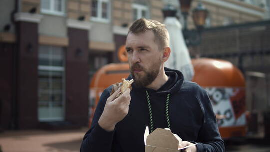 男士吃披萨的镜头视频素材模板下载