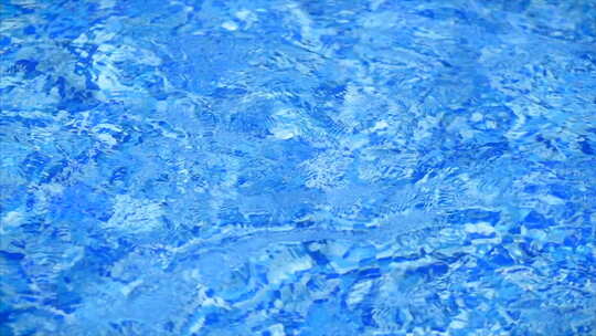 蓝色的水面波光粼粼