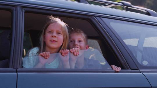 孩子们趴在车窗上玩耍视频素材模板下载