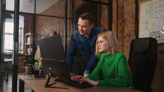 在新项目中工作的建筑师男女讨论计算机显示草案