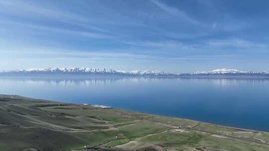 蓝天白云下的新疆赛里木湖风景名胜区