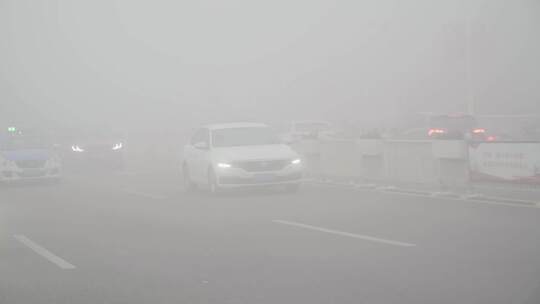 雾中行驶汽车出租车