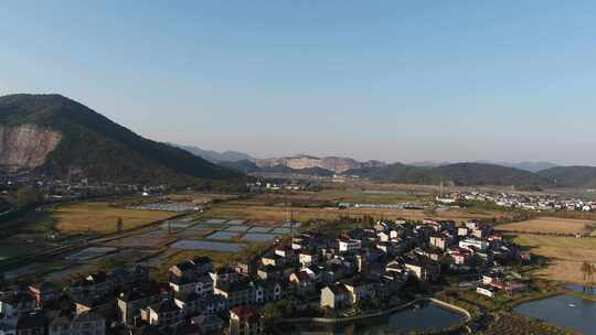 夕阳下的山村和农田