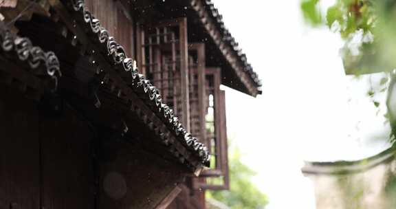 （慢镜）中国千年古镇乌镇下雨天屋檐滴水