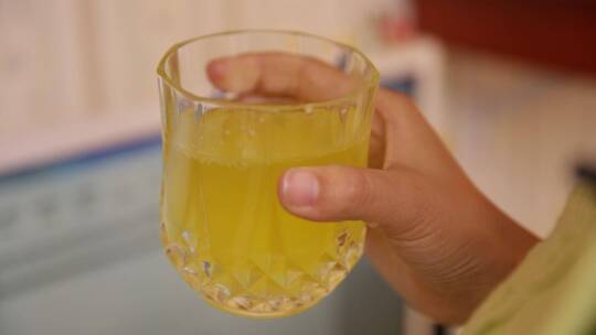 玻璃杯倒果汁喝果汁橙汁菠萝汁