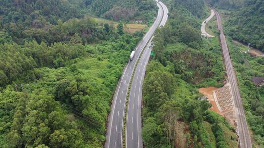 高速公路上的卡车