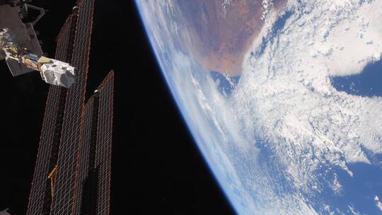 从太空拍摄地球卫星环绕地球飞行太空飞行器