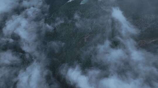 四川甘孜清晨被雾笼罩的稻城亚丁高山风景