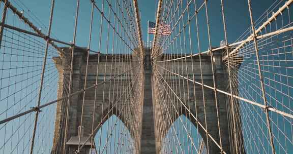布鲁克林大桥顶上迎风飘扬的美国国旗