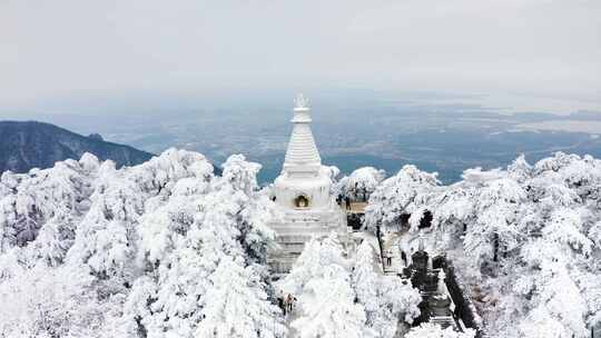 雪后庐山的古寺