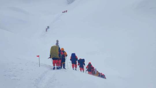 攀登冰川之父慕士塔格峰雪山的登山队队员