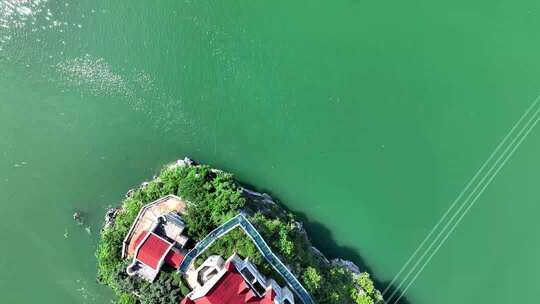 贵州黔西南州兴义市的万峰湖畔的吉隆堡