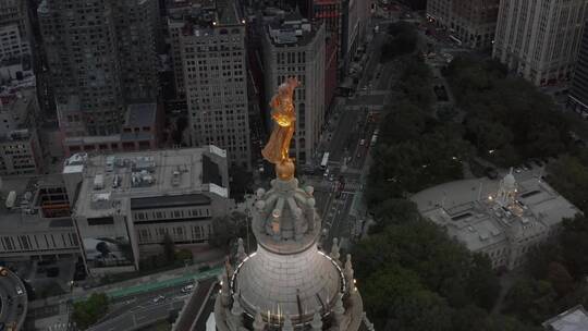 纽约市一座建筑顶部的雕像