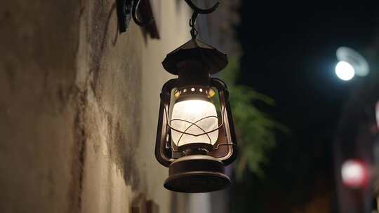 夜晚墙上的复古灯马灯