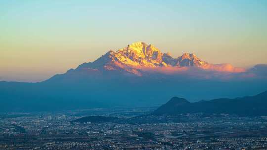 玉龙雪山日出日照金山和丽江古城全景日出