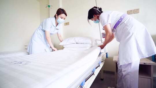 医院住院处护士整理床铺视频素材模板下载