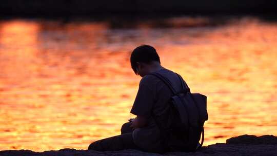 夕阳下湖面拍照打卡