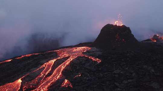 冰岛格尔丁加达卢尔火山喷发出的红色熔岩流