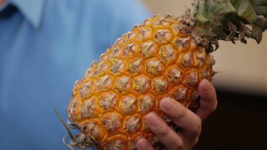 手里拿着菠萝 (3)
