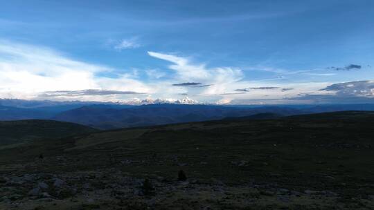 贡嘎雪山日出神山航拍