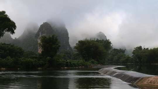 雾气缭绕的桂林遇龙河山水风光