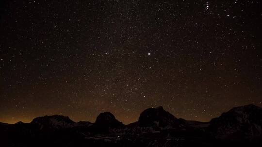 山谷森岭古建筑美丽的黑色蓝色变化的星空