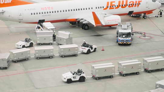 日本成田机场工作人员飞机旁忙碌的场景