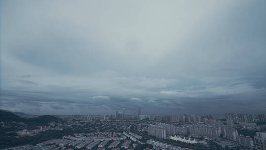 城市暴风雨来临天空乌云密布乌云延时视频