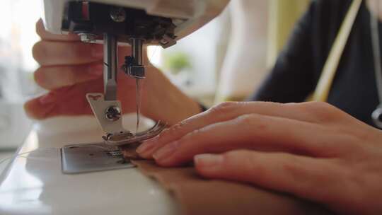 缝纫机、手指、织物、缝纫