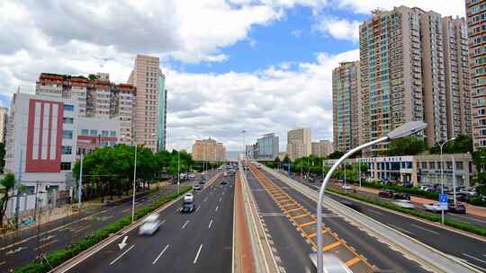 蓝天白云北京三环快速路的车流延时