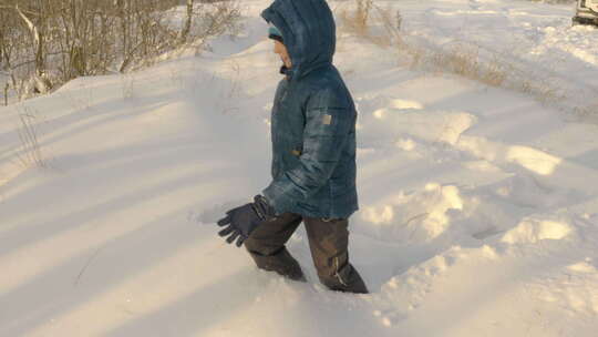 走在雪地小径上的少年