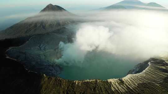 4k航拍云雾中的火山温泉