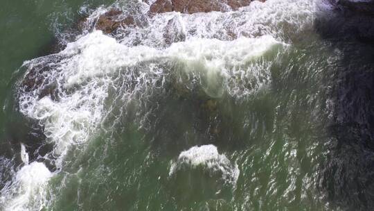 海浪   波浪 海洋 海浪拍打礁石