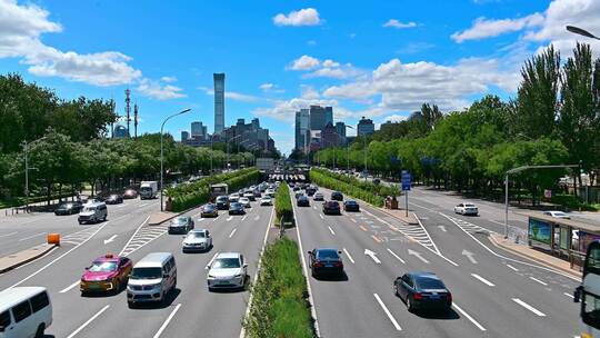 蓝天白云北京国贸三环路川流不息的车流