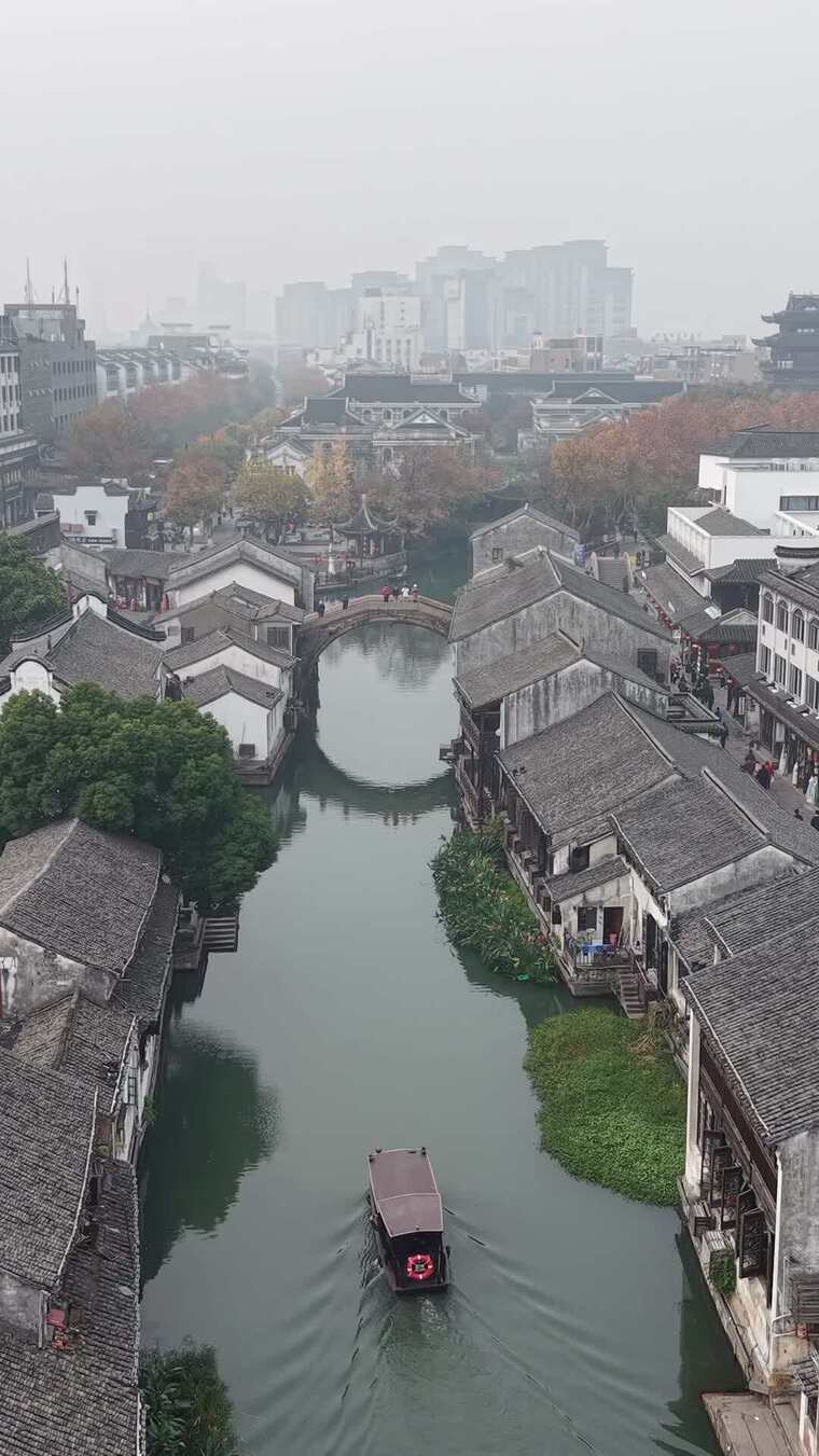 江南水乡古镇河道行船景象