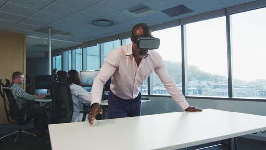 非裔美国商人在现代办公室戴着VR耳机