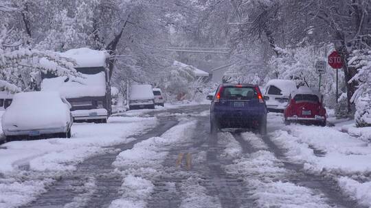 车辆在结冰和积雪覆盖的道路行驶
